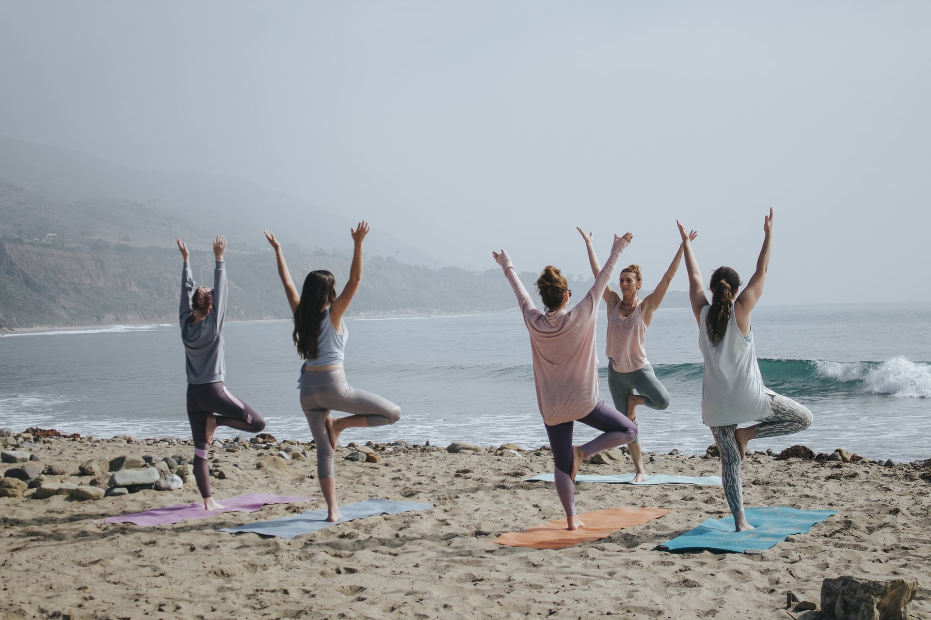 grupo de mujeres beneficiándose del yoga